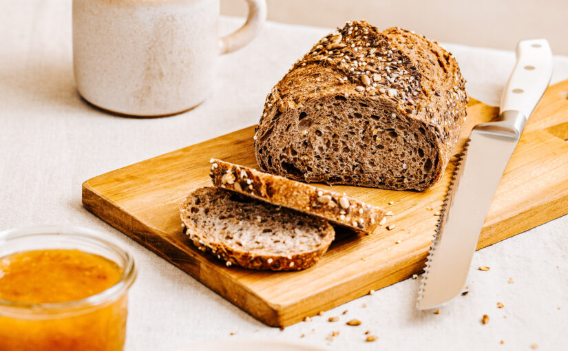 Le pain intégral s’invite avec générosité : découvrez notre Pain au blé Intégral, Graines et Sarrasin.